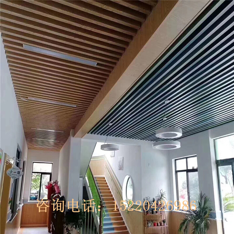 定制幼儿园走廊吊顶仿木纹铝合金格栅装饰 u型铝方通型材方管幕墙
