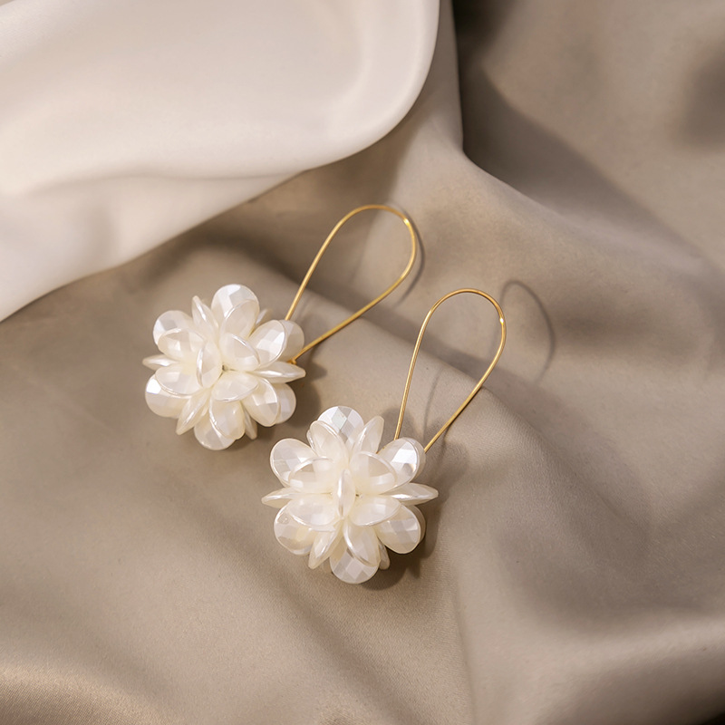 夸张设计长款花球耳环 高级白色花瓣几何耳扣轻奢风耳饰