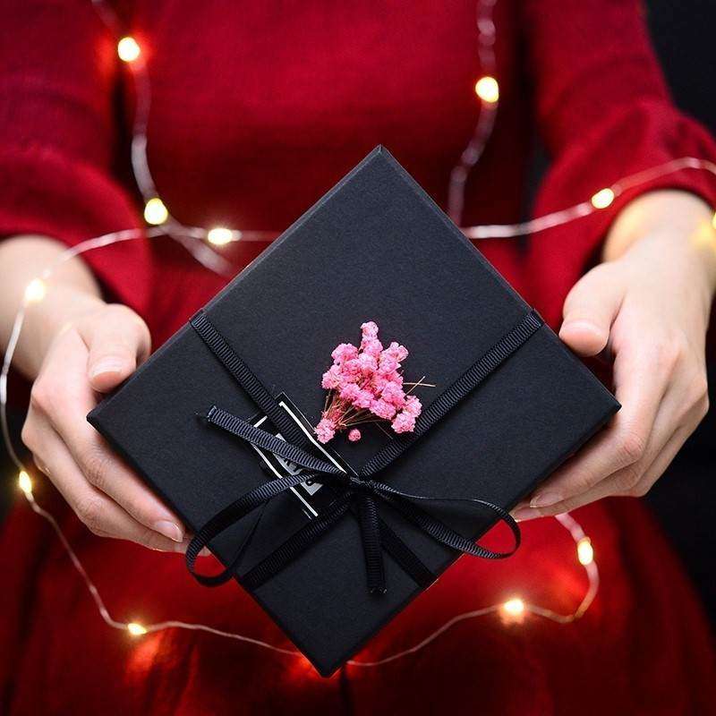 新年纸盒子小号眼影盘口红盒送闺蜜生日礼物正方形礼盒空盒创意。