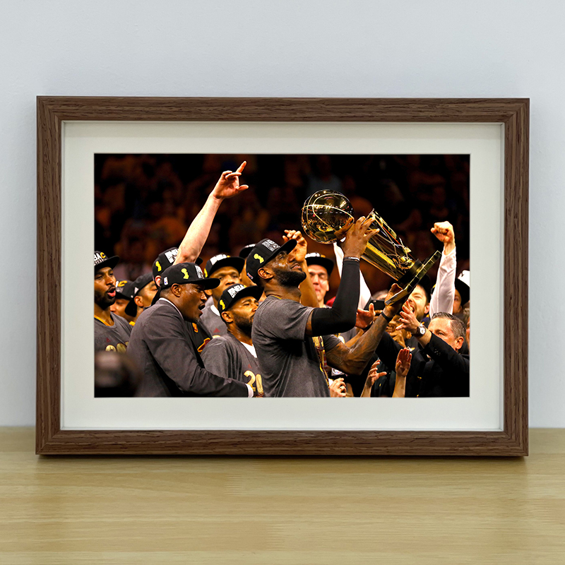 NBA勒布朗詹姆斯骑士夺冠纪念相框挂画摆台装饰画篮球海报送礼物