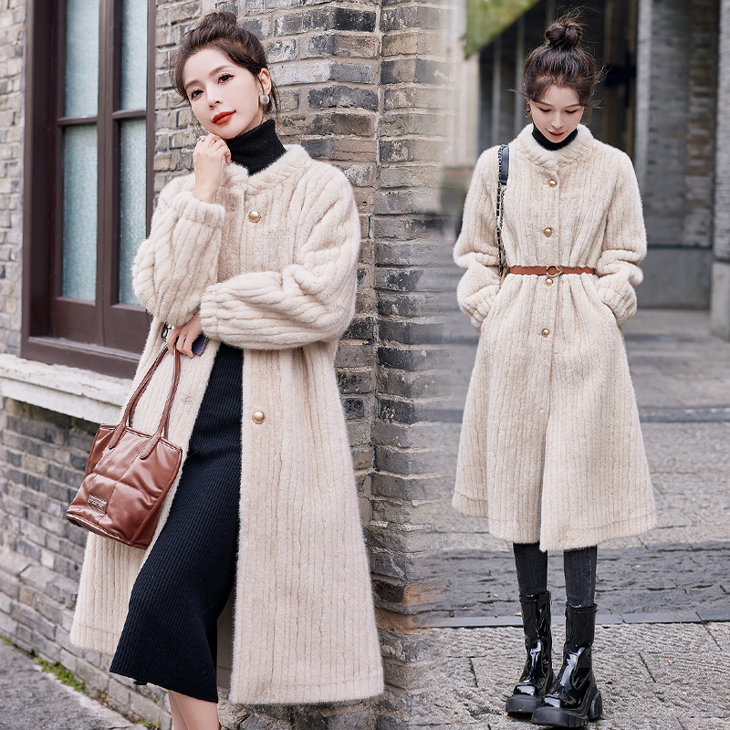 韩版秋冬新款优雅中长款皮毛一体收腰 适合搭配连衣裙的毛绒外套