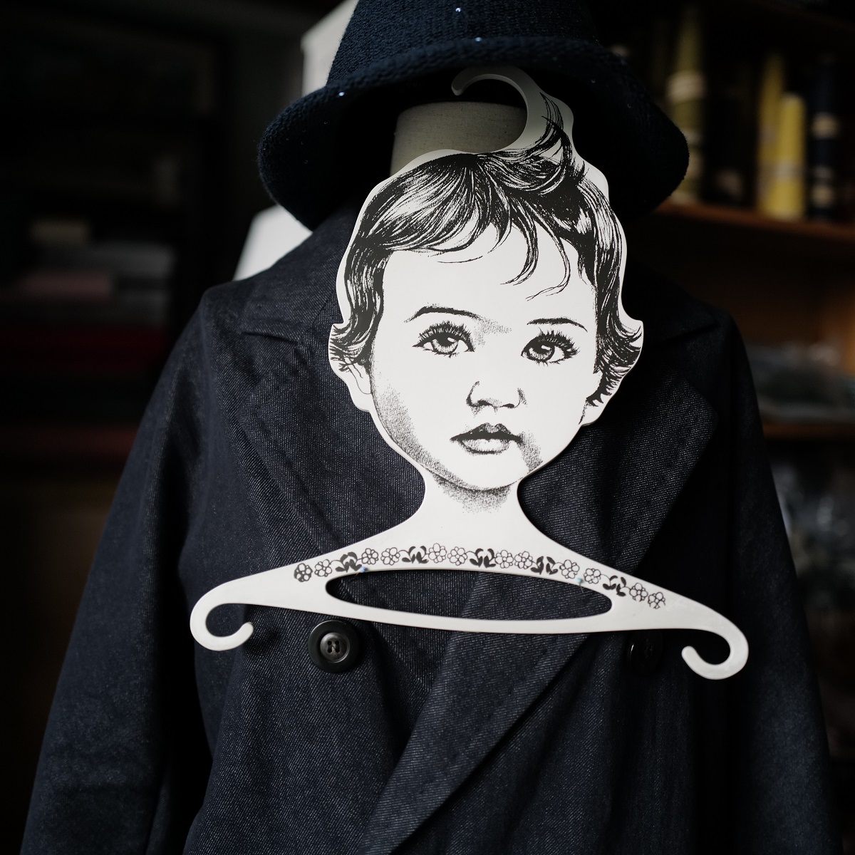 1个 十九世纪60年代德国VINTAGE沉思的宝宝铅笔画肖像头像衣架