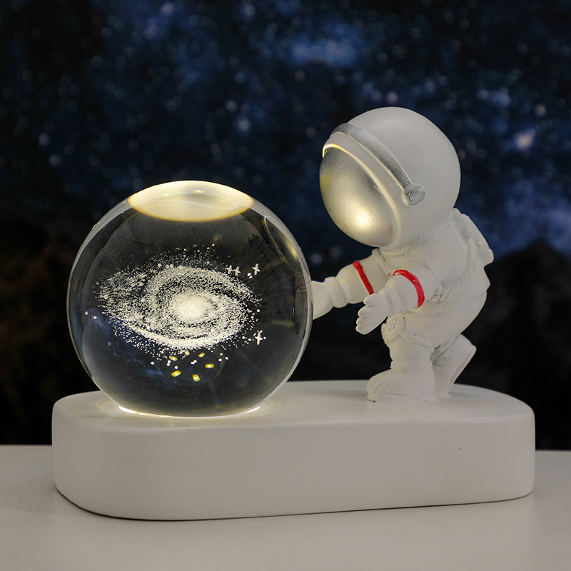 宇航员水晶球摆件发光太空人小夜灯办公室书桌装饰品送人生日礼物