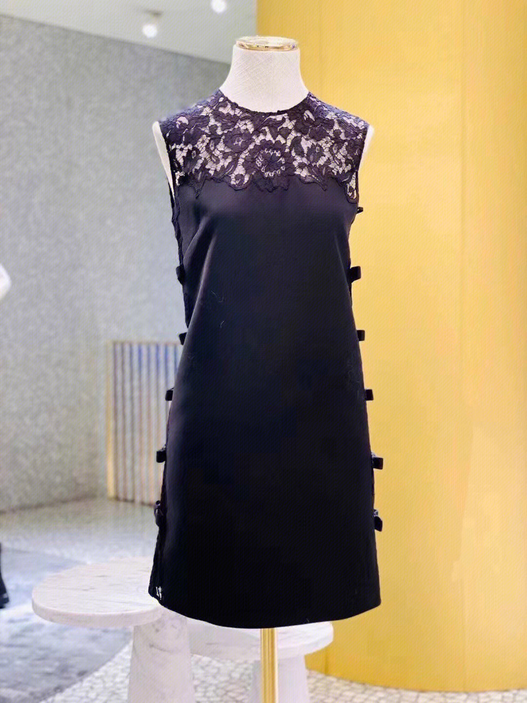 珍藏版新款丝羊毛经典蕾丝搭配侧边蝴蝶结设计黑色连衣裙无袖