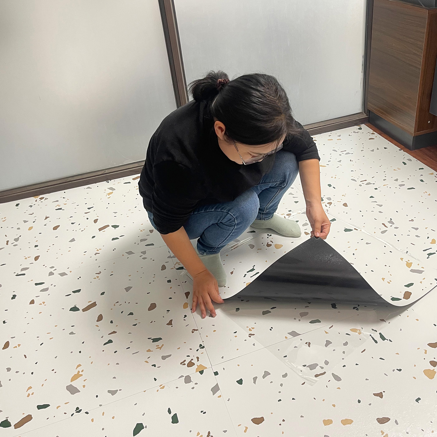 自粘PVC石塑地板贴纸仿瓷砖地板革加厚耐磨防水泥地直接贴地胶贴