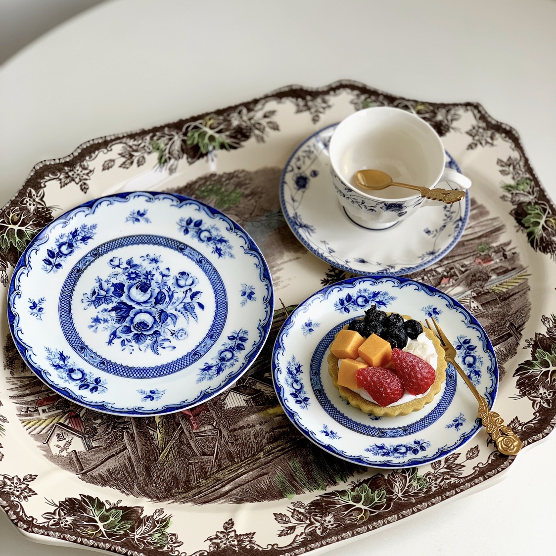美丽的蓝色玫瑰花 复古风透亮骨瓷陶瓷盘 平盘甜品菜盘