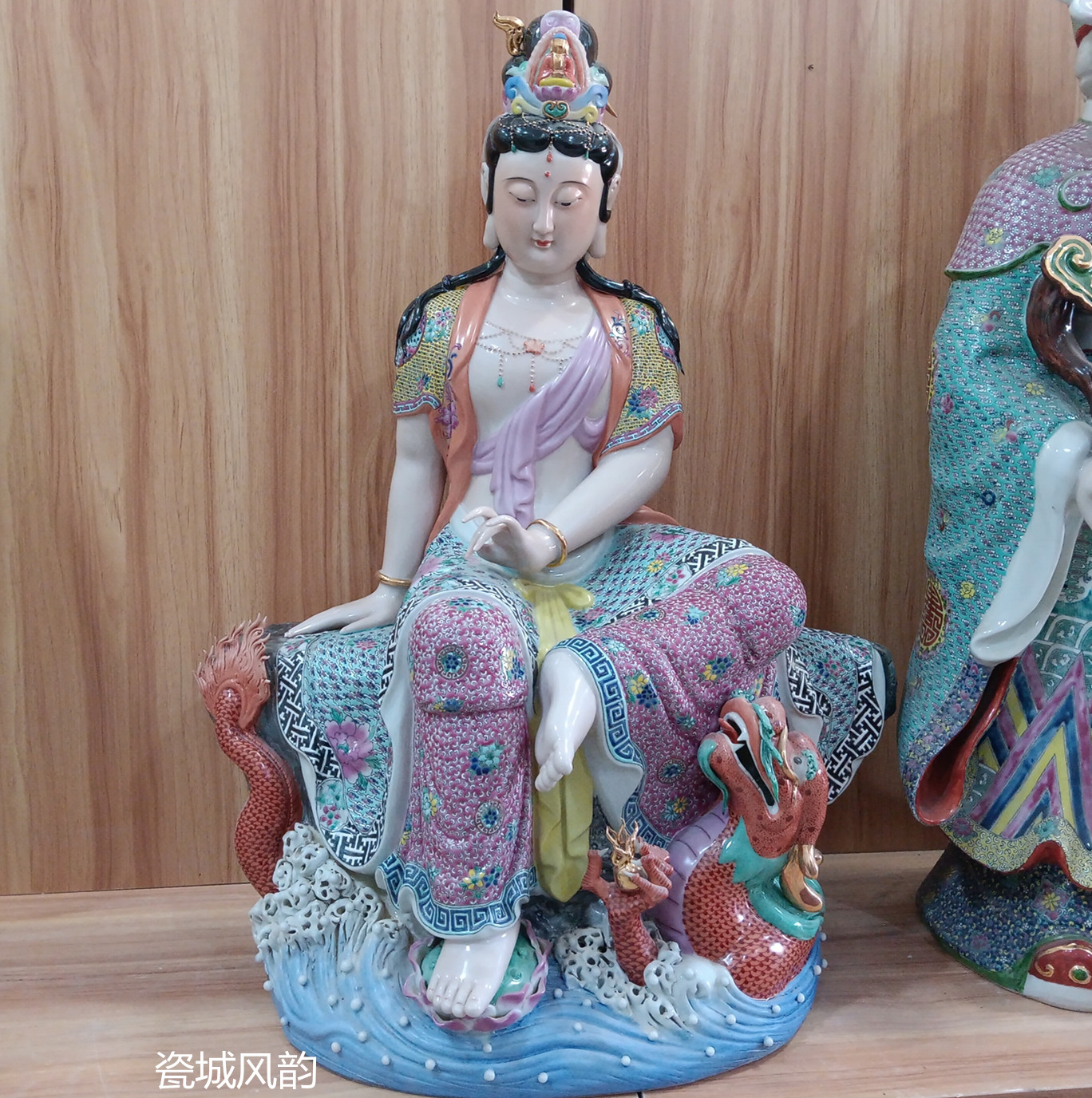 坐降龙观音菩萨佛像雕塑陶瓷骑龙观音像摆件自在观音瓷像家居供奉
