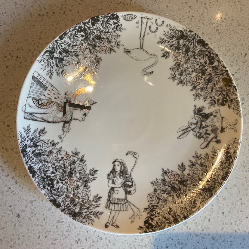 VA维多利亚博物馆纪念品 手绘插画爱丽丝梦游仙境陶瓷盘子早餐盘