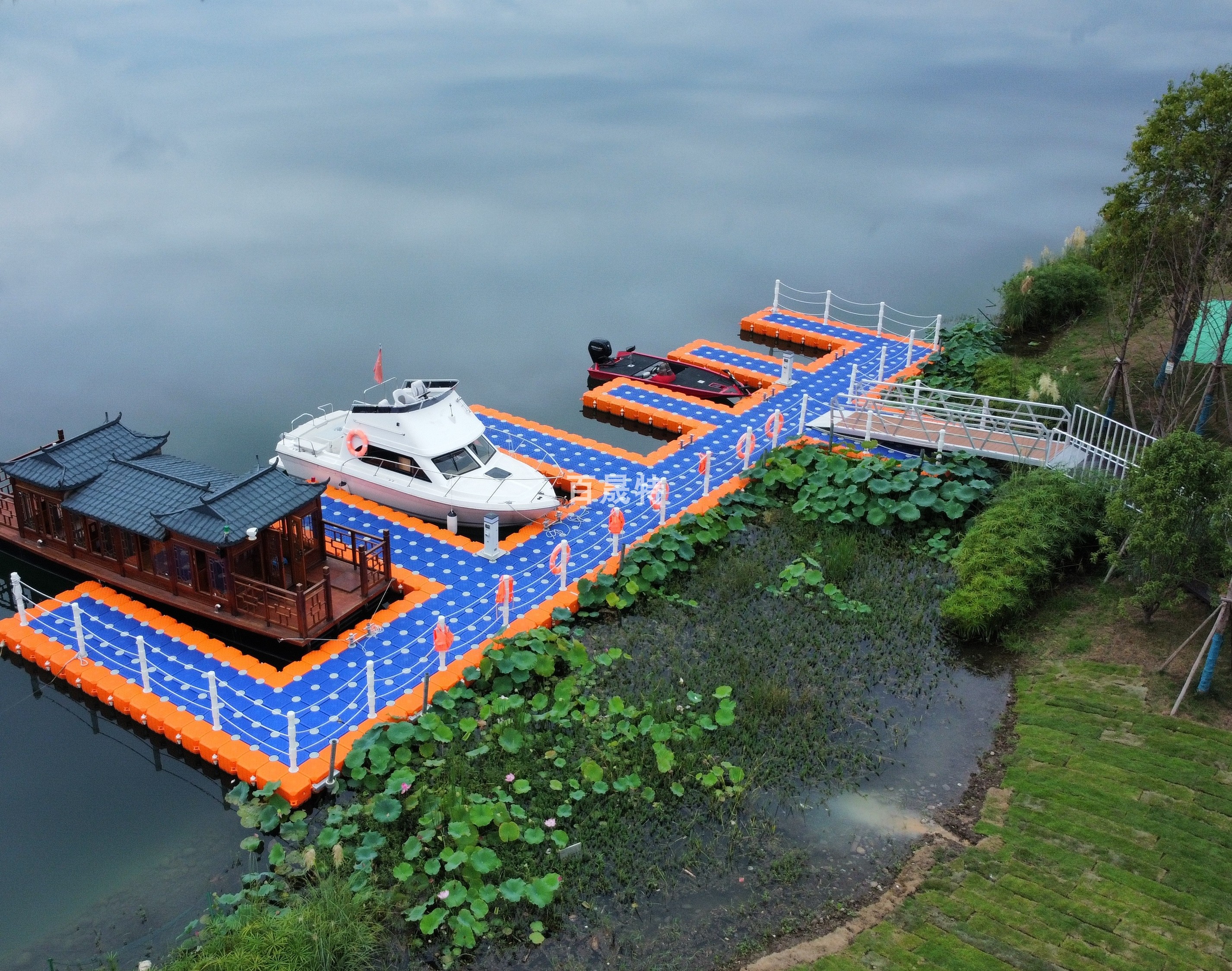 浮动码头钓鱼平台浮台游艇摩托艇码头水上塑料浮筒浮箱浮桥厂家