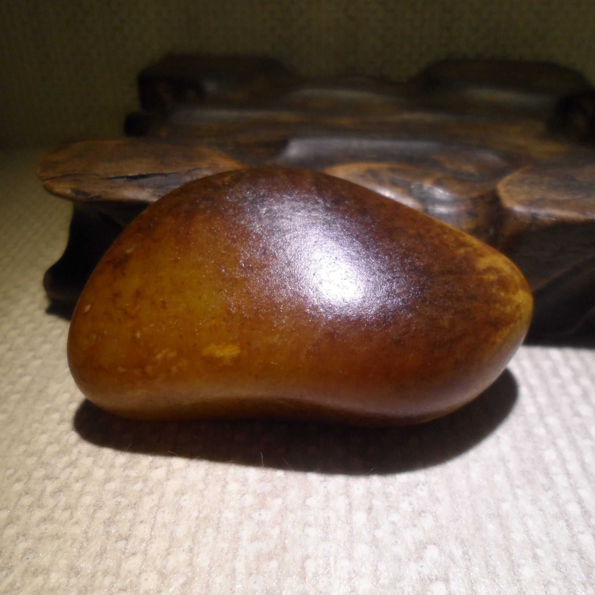 新疆和田玉籽料原石可鉴定，41克，形状好，老熟，板栗黄，油性好