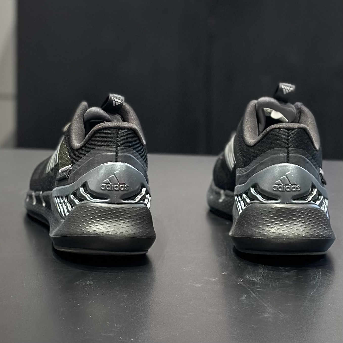 Adidas/阿迪达斯男子清风系列低帮防滑舒适运行休闲跑步鞋 HP2626