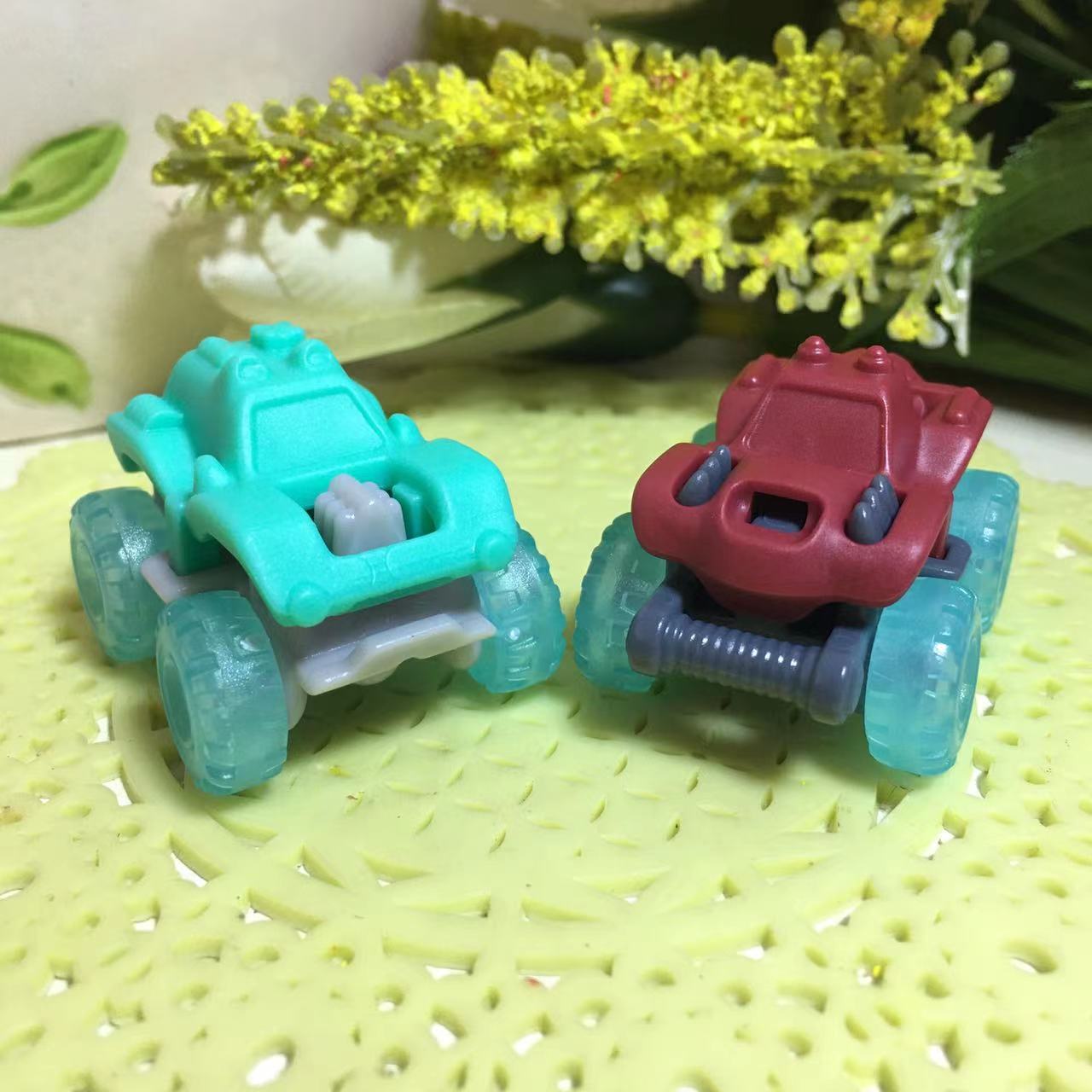 健达奇趣蛋拆出的小玩具冰雪汽车赛车摆件