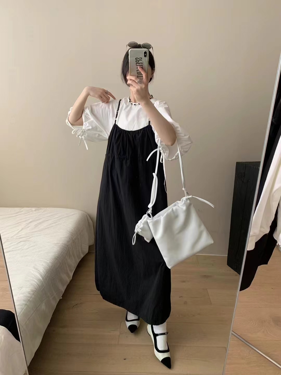 韩国代购俏皮可爱少女黑白配系带白色蝙蝠袖衬衫配褶皱黑色吊带裙