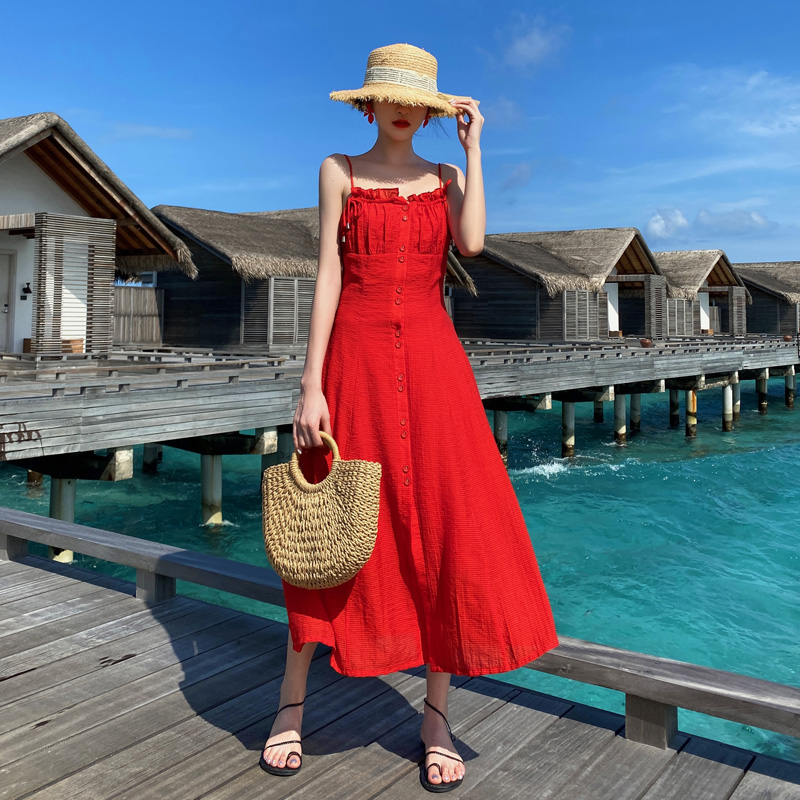 西双版纳度假吊带连衣裙云南旅游拍照红色设计感三亚海边沙滩裙女