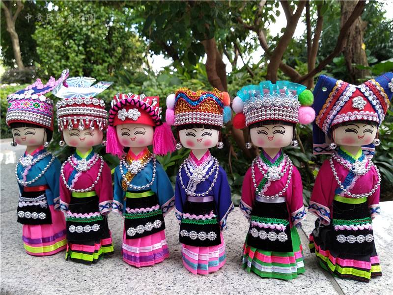 少数民族娃娃玩偶木人偶玩具布艺贵州旅游工艺品苗族特色民族娃娃